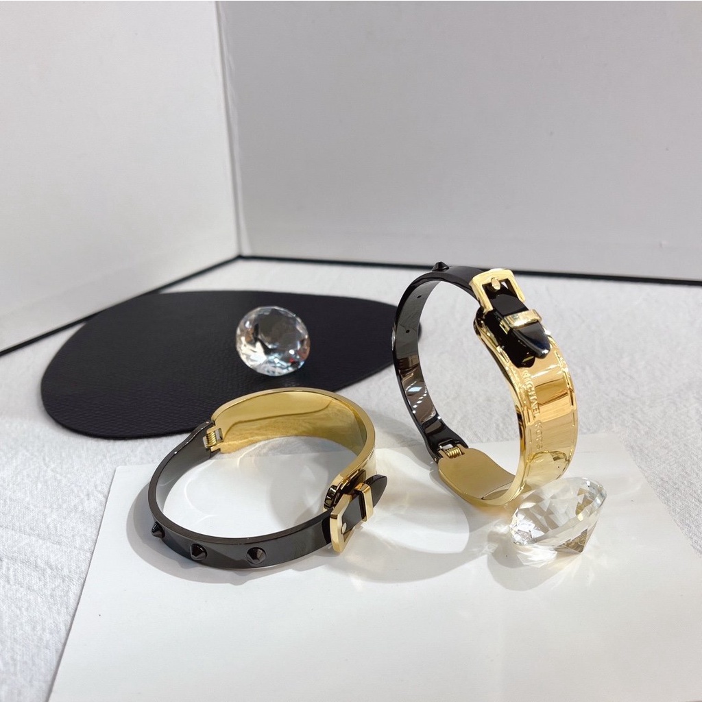 Vòng Tay Michael Kors Bằng Thép Titan Thiết Kế Đục Lỗ In Chữ MK Đơn Giản