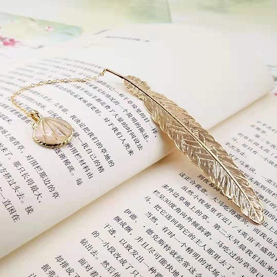 Bookmark Đánh Dấu Trang Sách Kim Loại Hình Lông Vũ Màu Vàng Dây Treo Vỏ Sò Dễ Thương