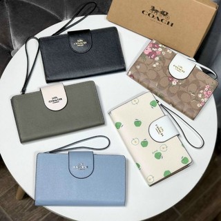 Ví co*ach tech phone wallet cầm tay siêu xinh
