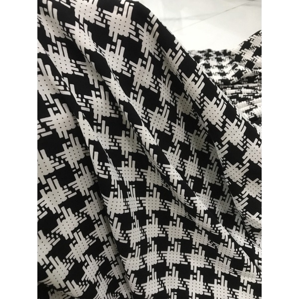 Vải Lụa Pháp họa tiết nanh sói trắng đen dày vừa co dãn mềm rũmay áo kiểu ,áo sơ mi, đầm váy thời trang