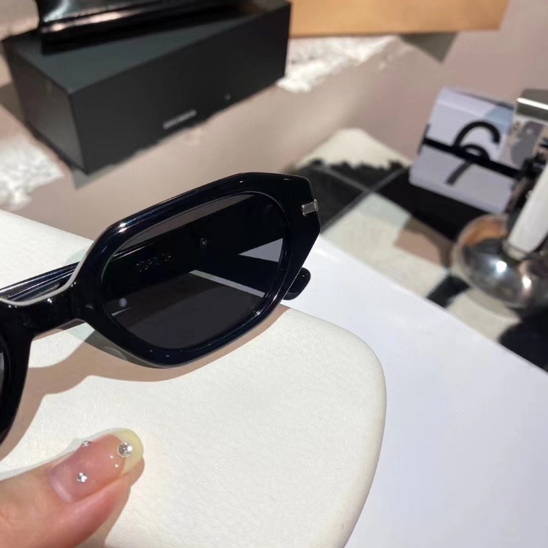 (KIQI-FASHION) COD Kính Mát Chống Tia UV Gọng Nhỏ Phong Cách Hip Hop Thời Trang Cho Nam Và Nữ