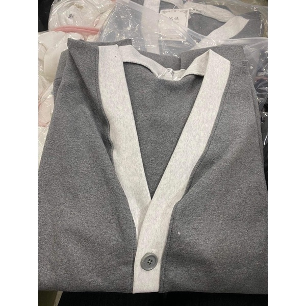 Áo Khoác Cardigan Màu Xám Viền Trắng 2 Sọc tay Cúc Cài chất Nỉ bông