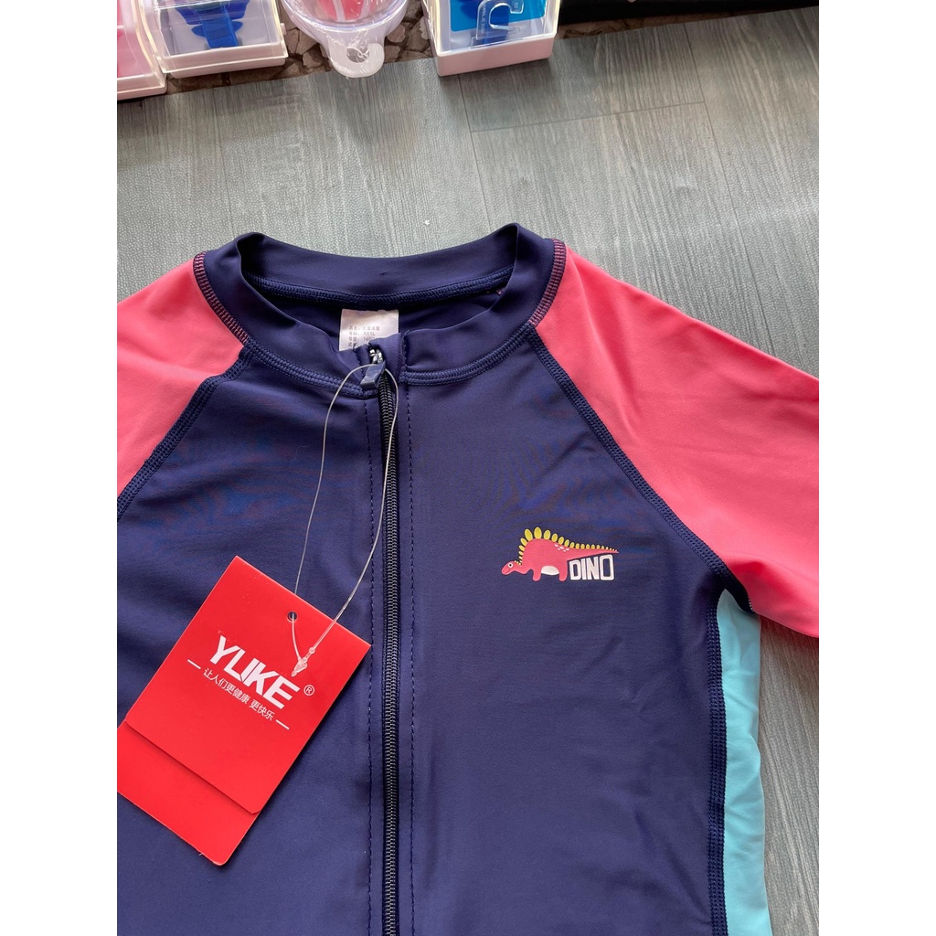 Bộ bơi bé gái dài liền, quần ngắn, màu than tay hồng YUKE 2189