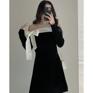 Đầm đen trễ vai phối nơ trắng