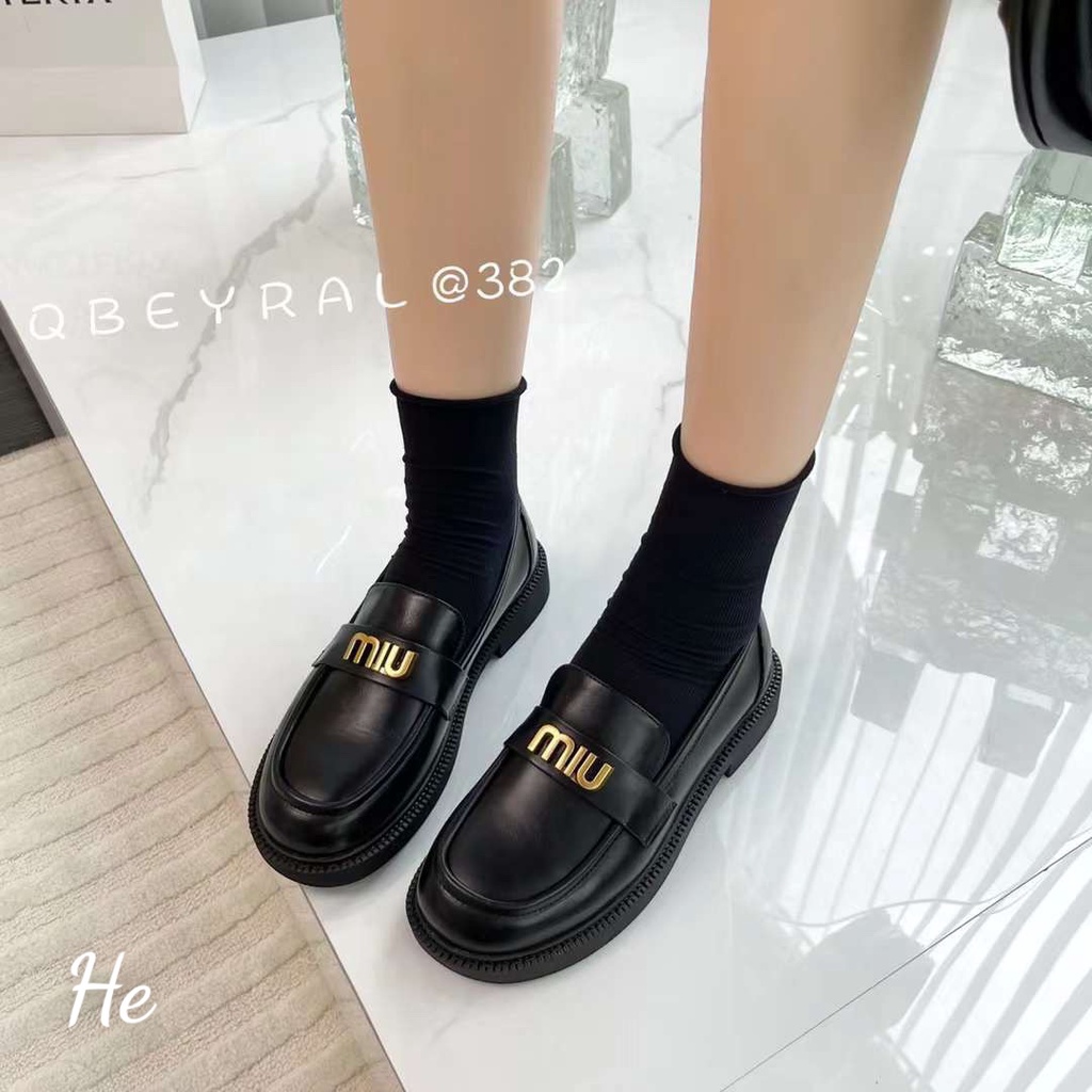 Giầy moca da mềm khóa chữ miu vàng