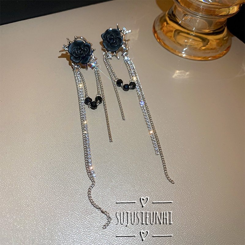 (KHÔNG XỎ) Khuyên tai hoa hồng đen có tua rua dây dài quý phái
