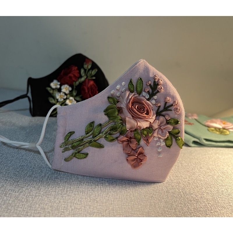 Khẩu trang thêu handmade có nút điều chỉnh