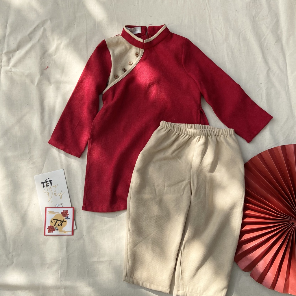 Áo dài cách tân đỏ phối nút cho bé trai xinh xắn dễ thương áo dài cho mẹ và bé trai