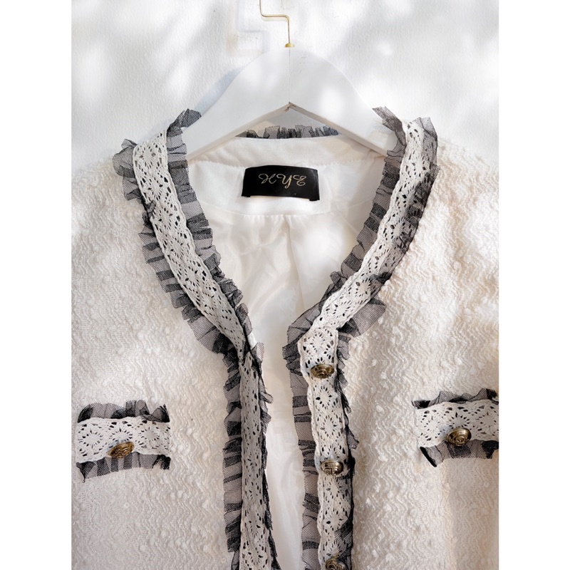Áo khoác tweed kem viền ren tiểu thư
