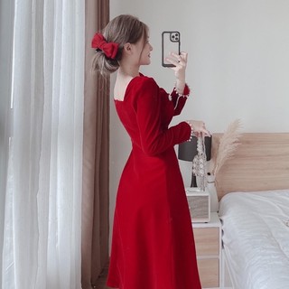 Đầm đỏ nhung dài tay viền hạt