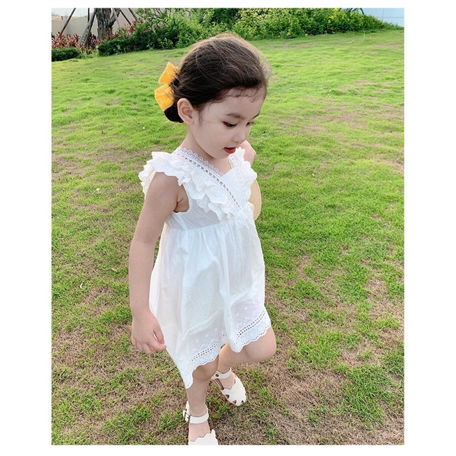 Đầm ren màu trắng cổ v tay cánh tiên phong cách hàn quốc cho bé gái phù hợp mặc đi chơi đi biển thời trang mùa xuân hè