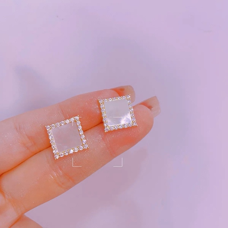 bông tai hình vuông đính đá trắng xinh xắn