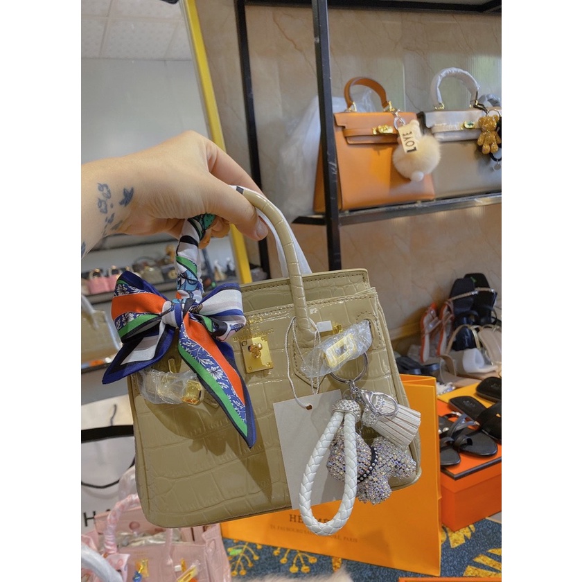 Túi Xách Nữ Hm Dáng bikin Da Bóng Size 21 Cm Hàng Full Box Tặng Kèm Khăn MSP409 ko kèm gấu