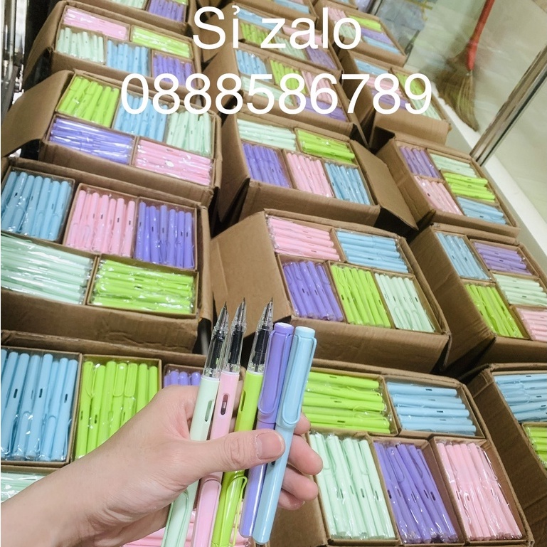 Bút xoá 857 thân nhỏ xinh xinh giúp các bé dễ dàng cầm nắm và sử dụng hơn