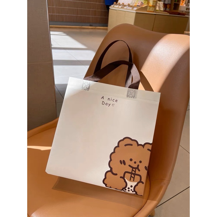 Túi tote, túi vải không dệt in hình chú gấu dễ thương dùng làm quà tặng Nhà của Gió