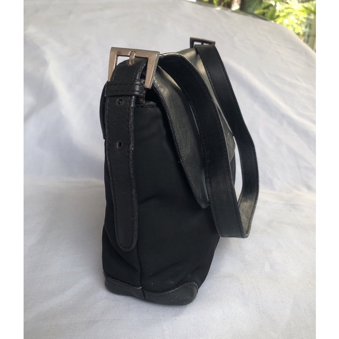 Túi chuẩn si. Túi qua sử dụng. Khách vui lòng xem hình nếu muốn biết thêm thông tin sản phẩm mời khách vô chat . Thanks.