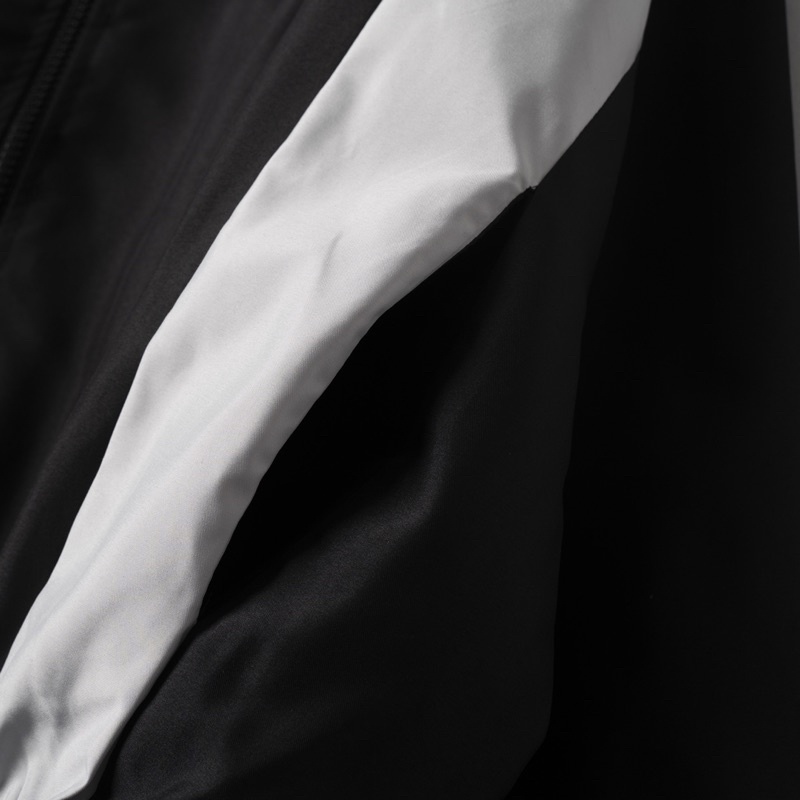 Áo khoác dù BLISH đen - phối xám trắng.