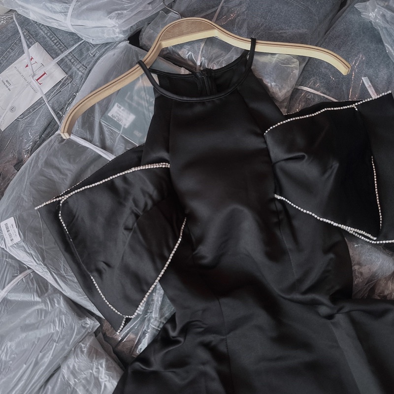 ĐẦM ĐEN CỔ YẾM ĐÍNH ĐÁ