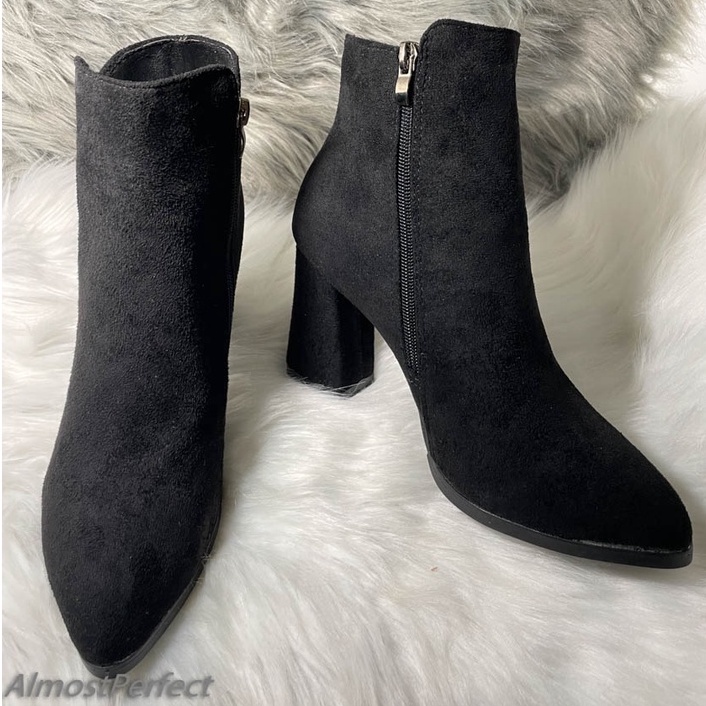 Giày boot chất da lộn màu đen mũi nhọn gót vuông cao 10cm