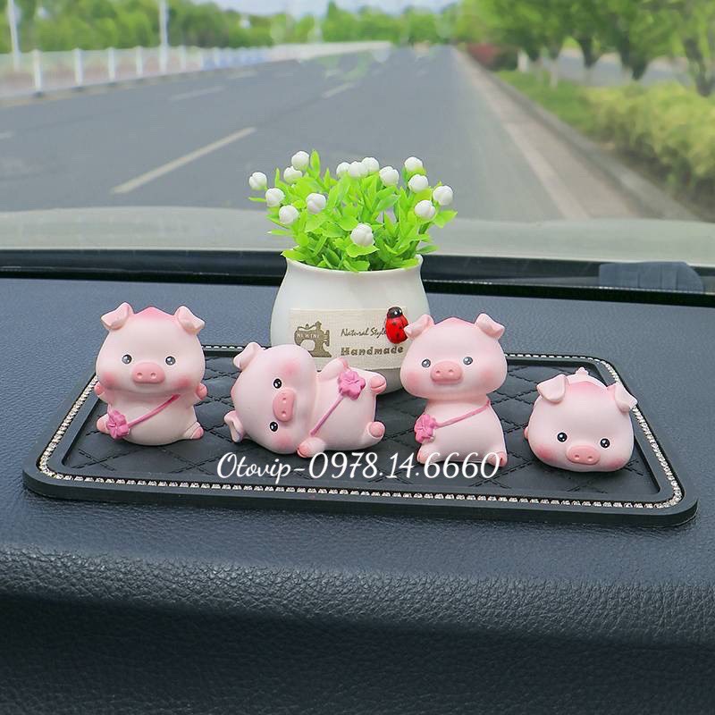 4 chú heo nhỏ trang trí taplo xe ô tô đeo túi hồng xinh xắn