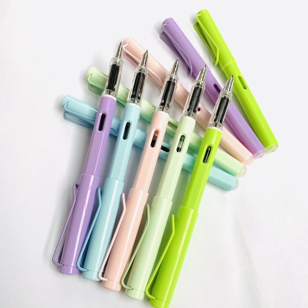 Bút xoá 857 thân nhỏ xinh xinh giúp các bé dễ dàng cầm nắm và sử dụng hơn