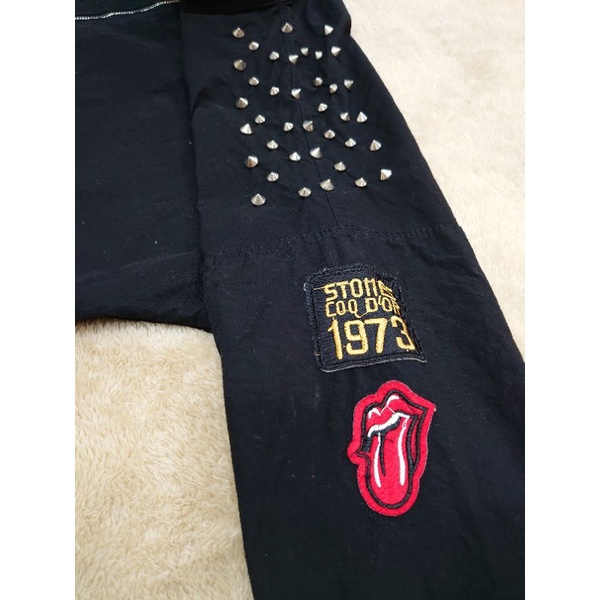 Áo khoác vải cotton poly  1 lớp màu đen phối hình thêu và đinh tán có khóa kéo dây rút eo túi 2 bên