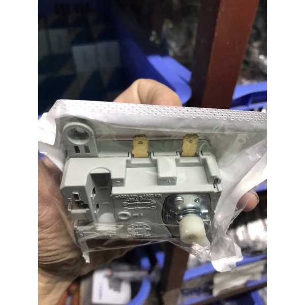 Role Ariston đời mới màu xám. Role bình nóng lạnh.