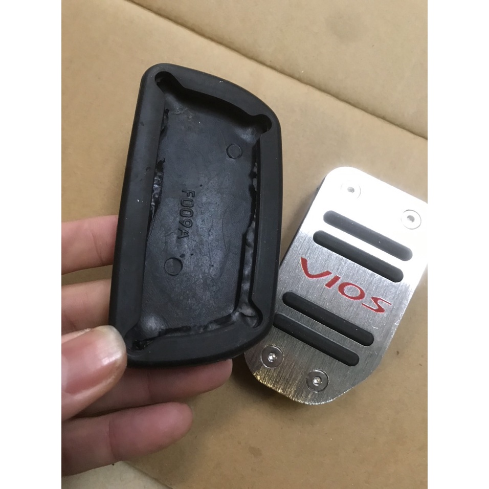 Ốp chân phanh, chân ga xe Toyota Vios 2014 2015 2016 2017 2018 2019 2020 2021 2022