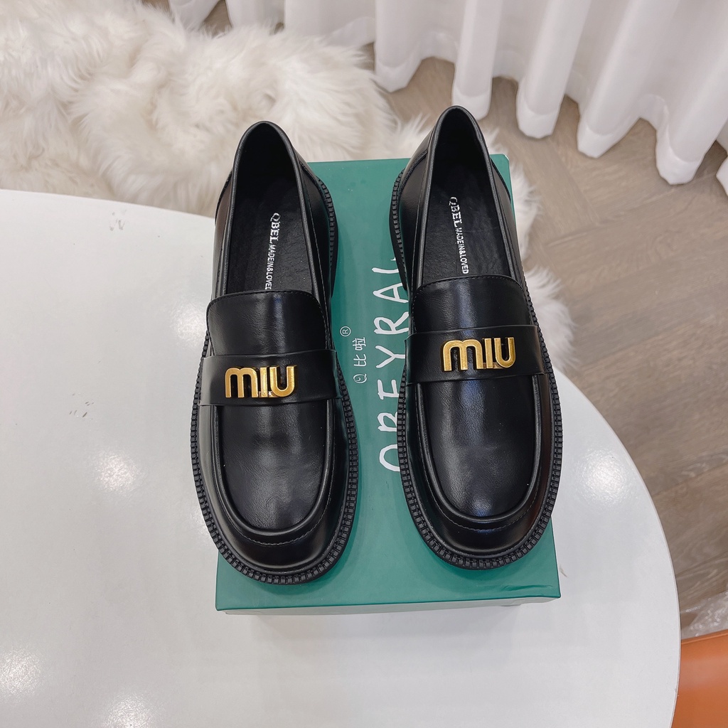 Giầy moca da mềm khóa chữ miu vàng