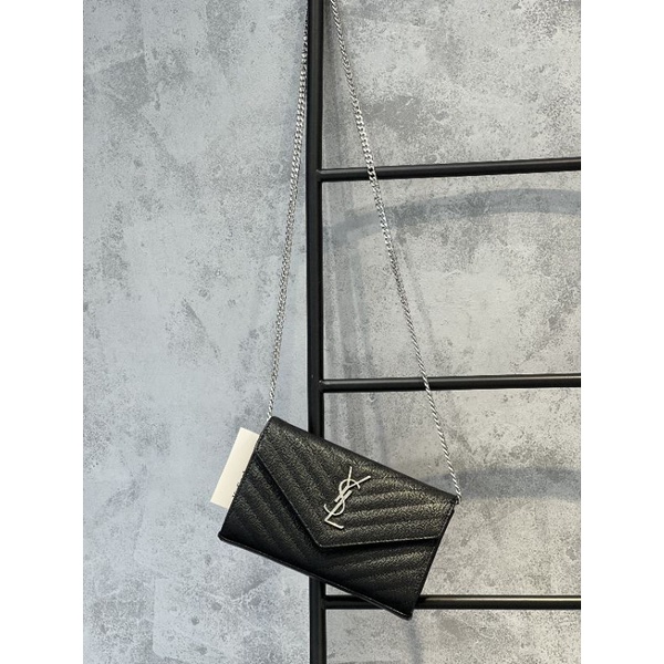 Túi clucht da sần hạt