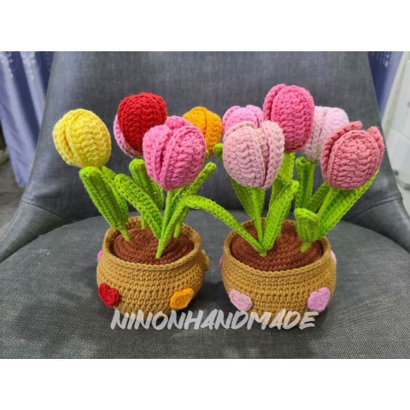 Chậu hoa tulip len trang trí