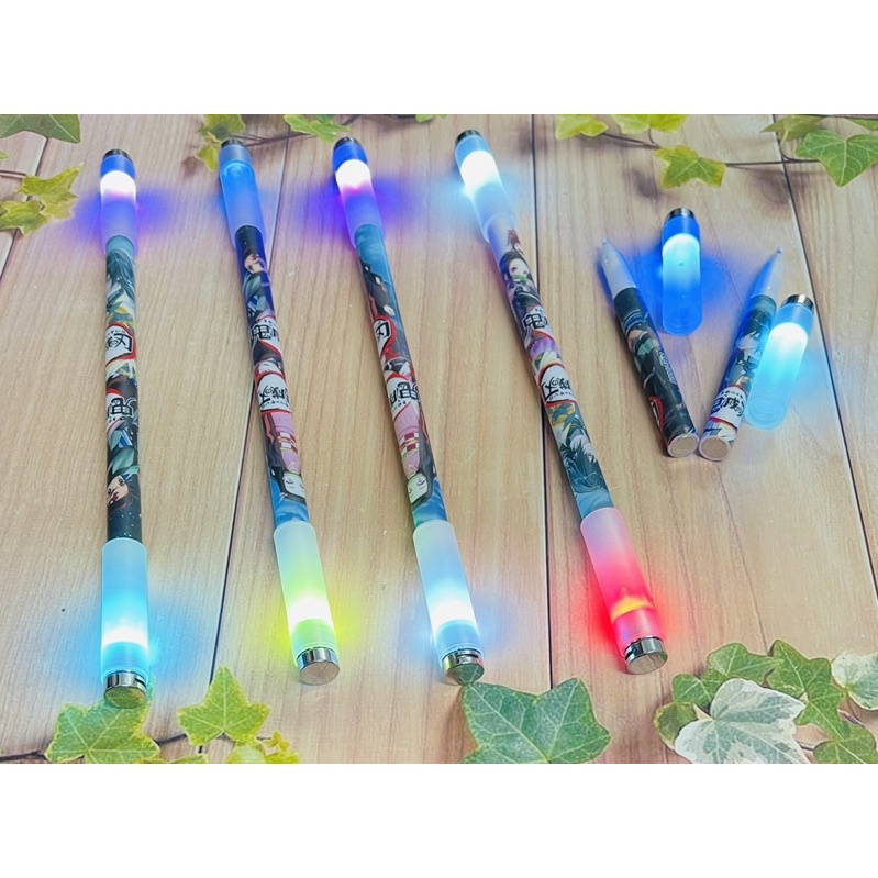 Bút Kimetsu no yaiba có đèn 2 đầu bút/ bút xoay nghệ thuật giảm stress anime kimetsu no yaiba