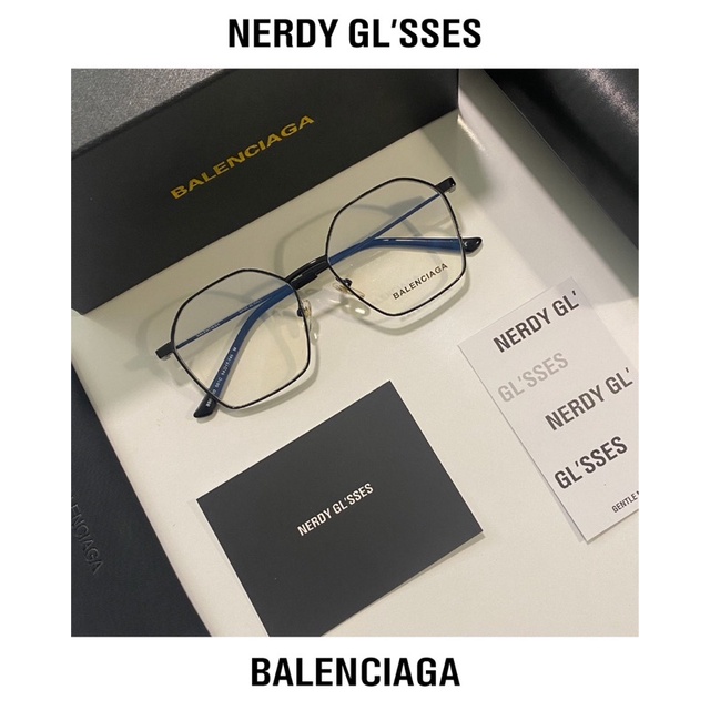 Kính Balenciaga bestquality khung thép, Mắt chống UV nhẹ tặng kèm COMBO 3 món khăn, nước, vít