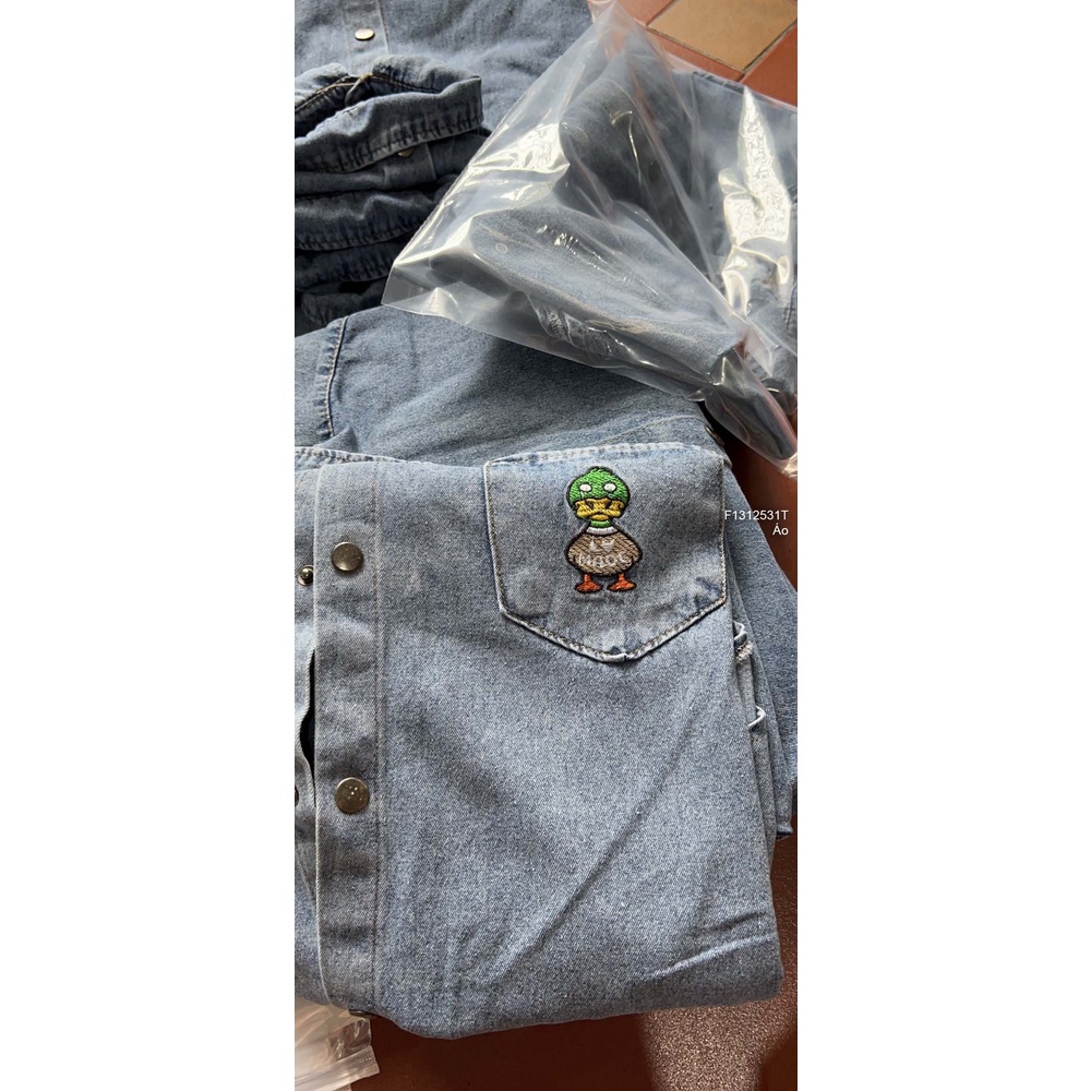 Áo sơ mi jean một túi phối hình vịt tay ngắn