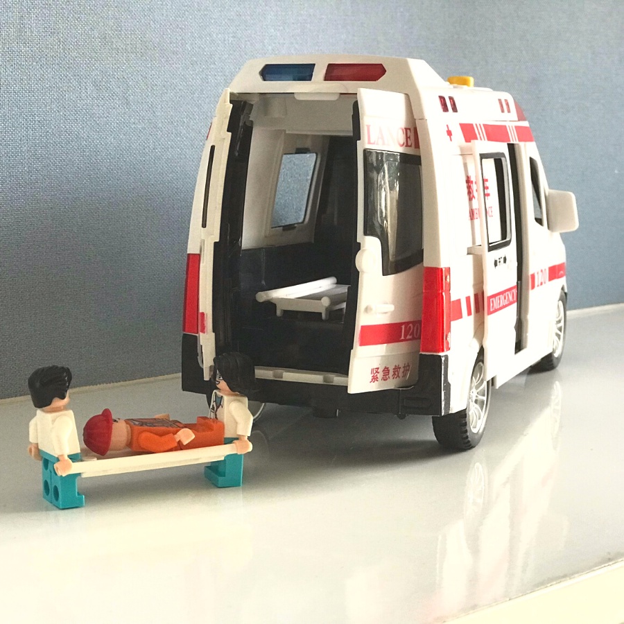 Đồ chơi xe cứu thương cao cấp, tặng kèm : 3 nhân vật lego, máng khiêng, 3 pin, tua vít, sạc dự phòng