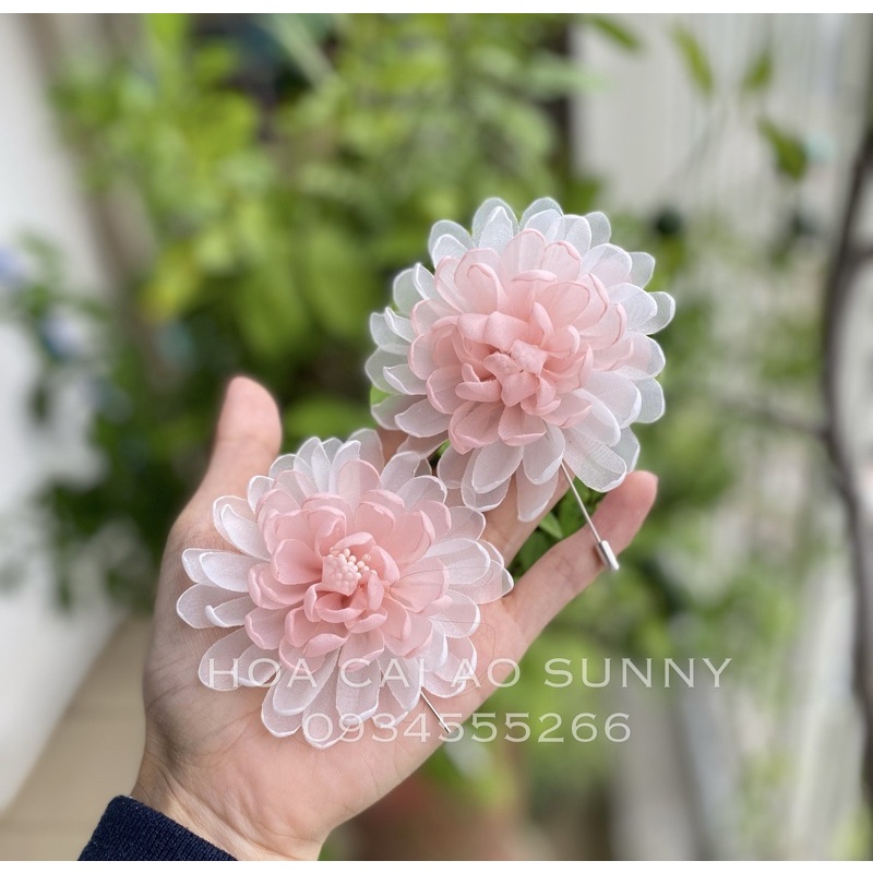 Hoa cài áo - Tag cài áo hoa cúc chất liệu voan handmade