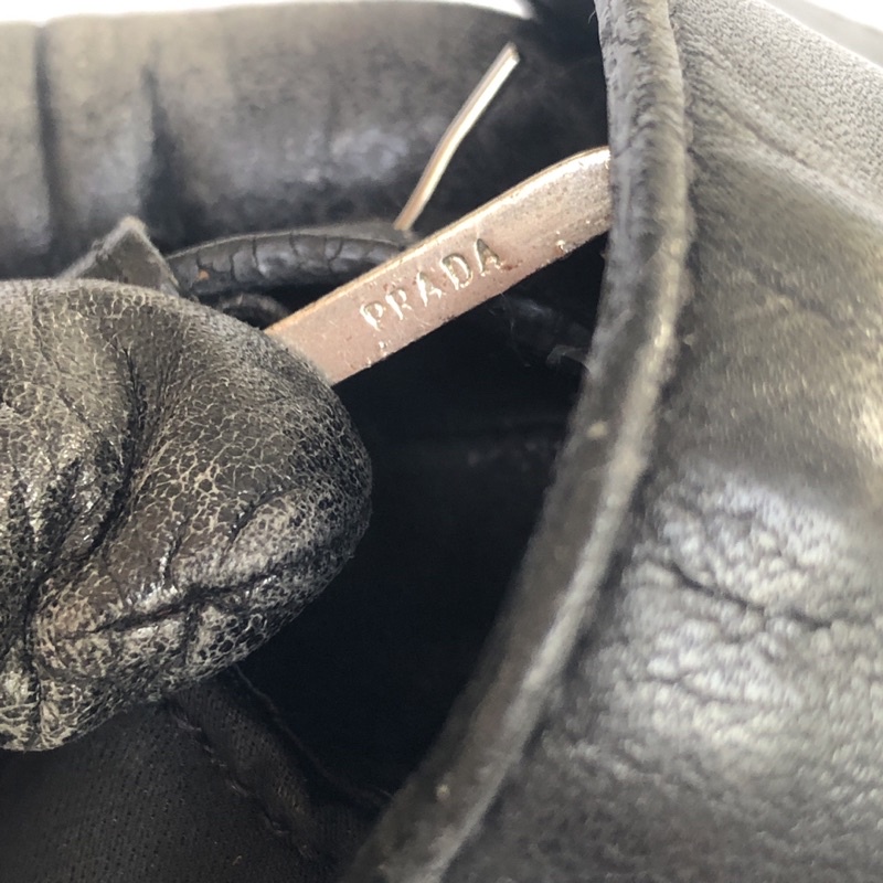 Túi chuẩn si. Túi qua sử dụng. Khách vui lòng xem hình nếu muốn biết thêm thông tin sản phẩm mời khách vô chat . Thanks.