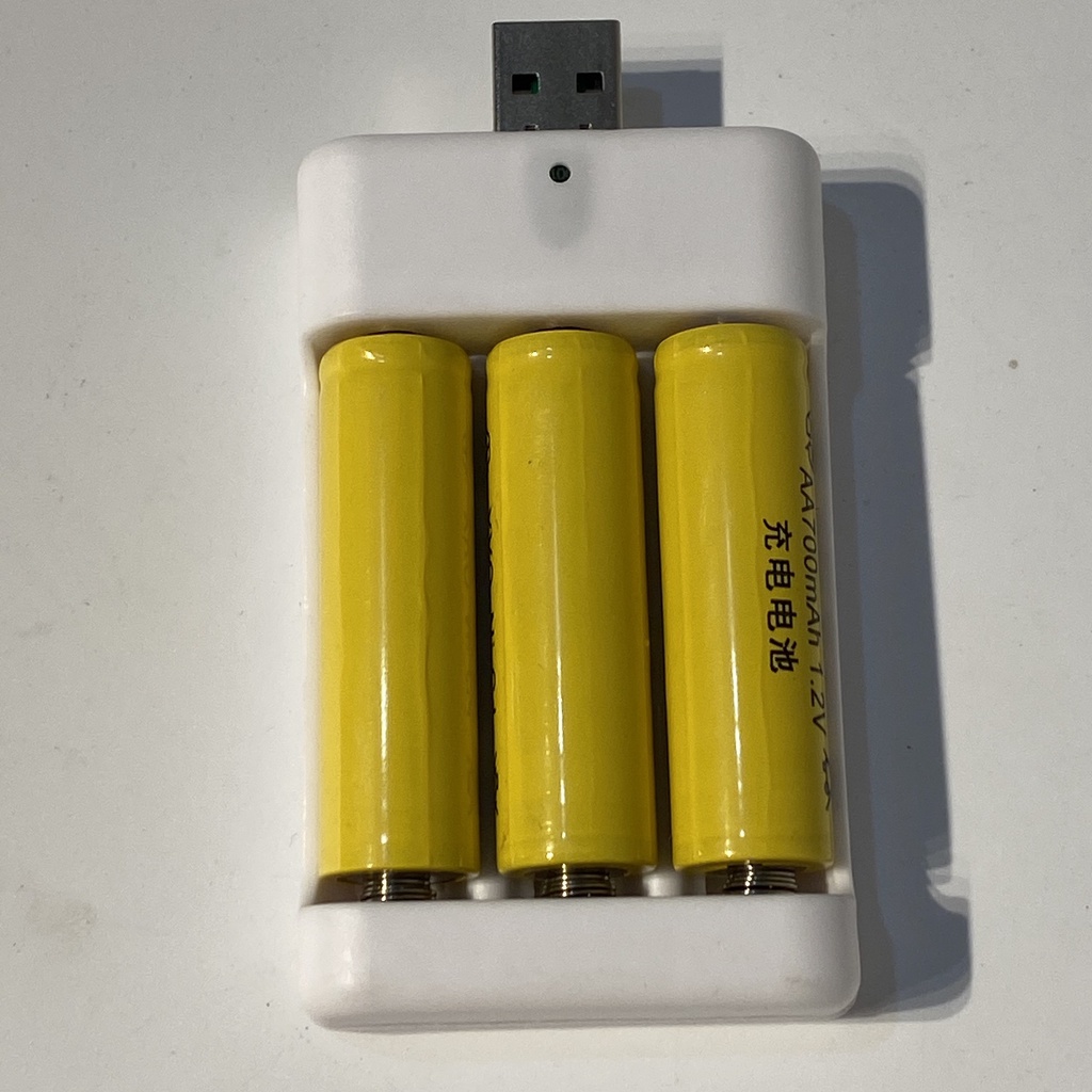 Pin sạc 1.2V AA 700mAh gồm  3 cục tặng kèm đế sạc, sạc pin đồ chơi
