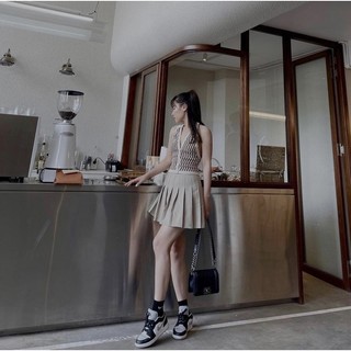 Chân váy nâu xếp li