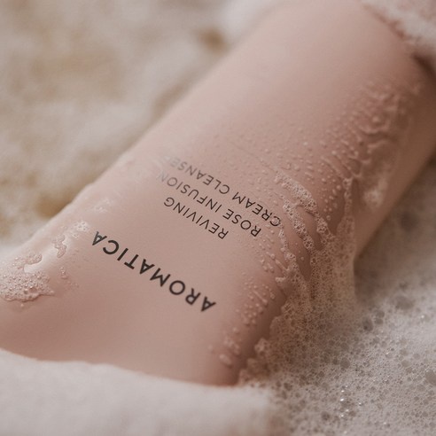 Sữa rửa mặt sáng da, tái tạo ngăn ngừa lão hóa Aromatica Reviving Rose Infusion Cream Cleanser 145g