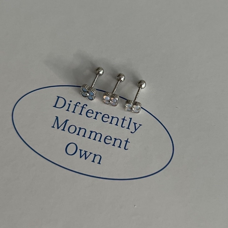 𝐯𝐞𝐥𝐯𝐞𝐭𝐩𝐢𝐧𝐤.𝐚𝐜𝐜🇰🇷 | Khuyên tai chốt bi vặn “Clover”