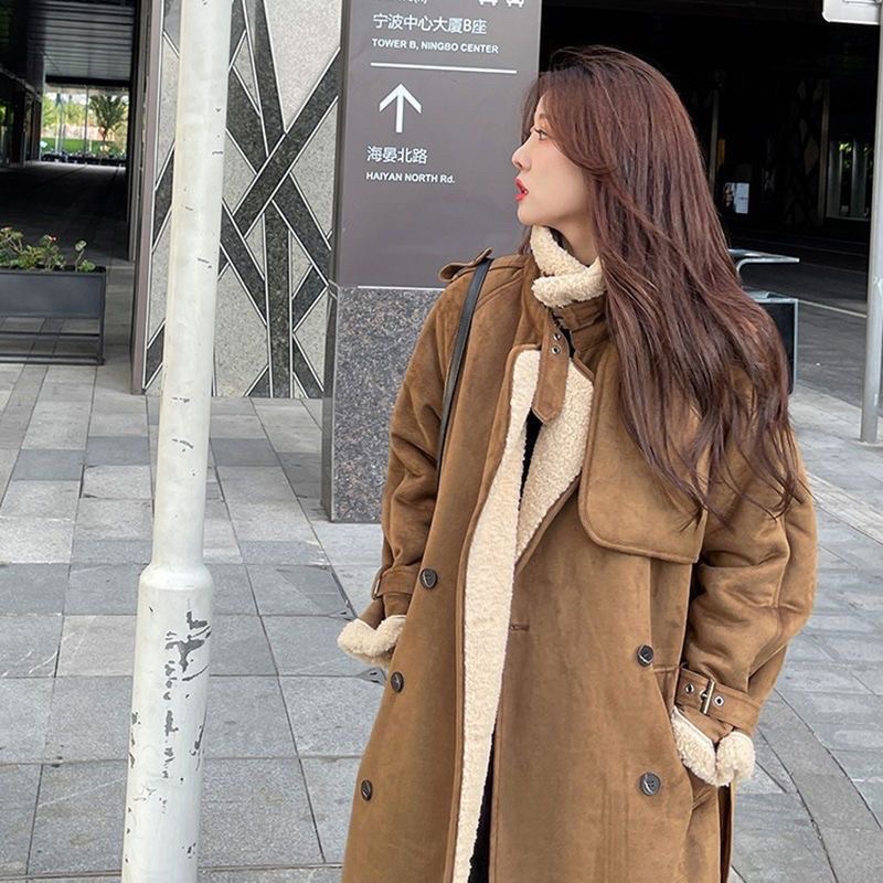 Áo khoác da lộn màu nâu dáng dài lót lông siêu ấm phong cách Hàn quốc