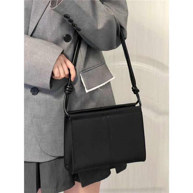 Mischa Túi Đeo Vai Hình Vuông Cỡ Lớn Bằng Da PU Màu Trơn Thời Trang