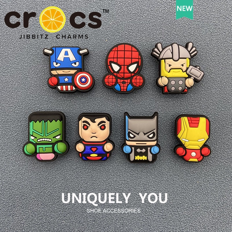 Giày Crocs Họa Tiết Hoa Phong Cách Marvel Độc Đáo