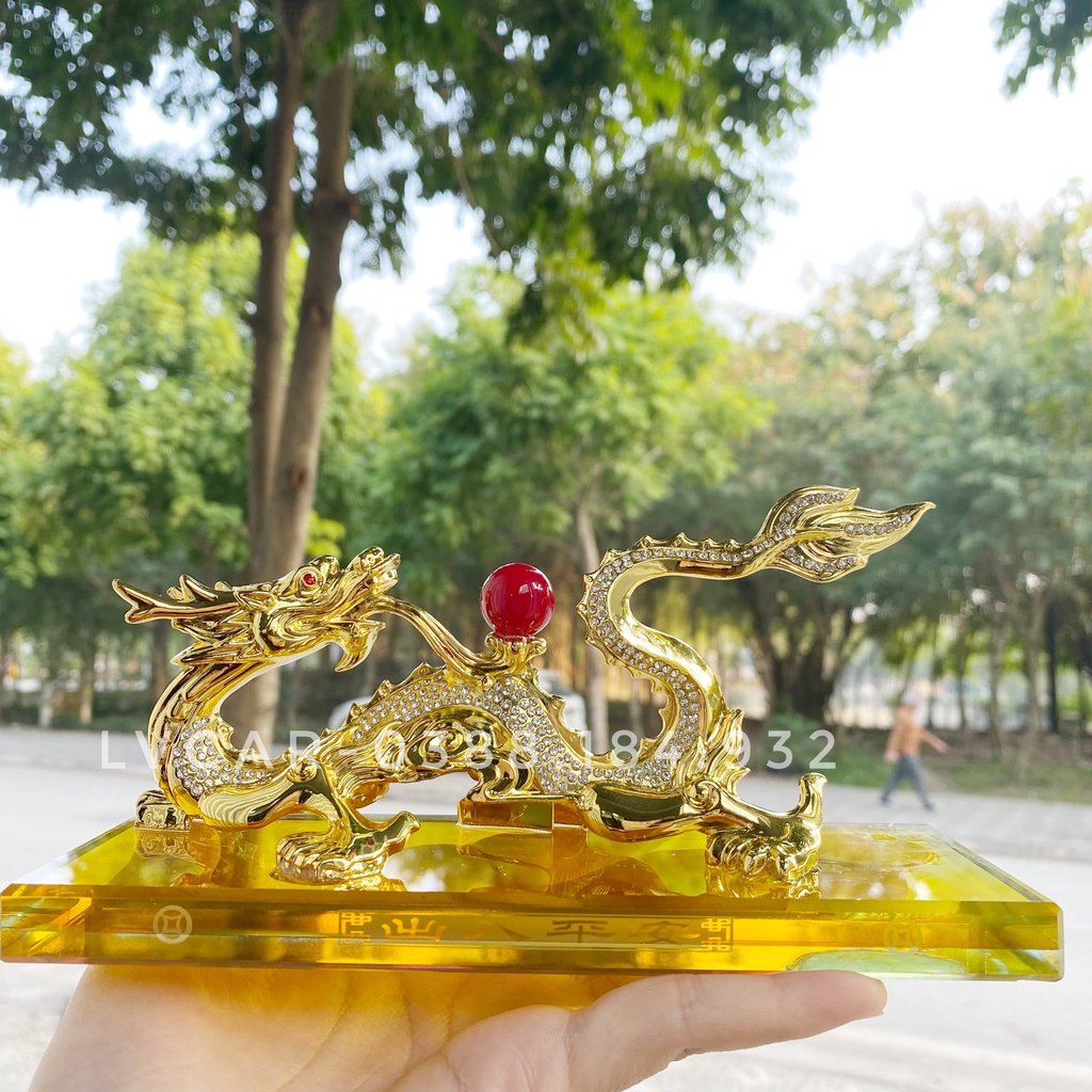 Tượng rồng ngậm ngọc đỏ trang trí tablo ô tô. Tượng rồng sang trọng, quý phái, mang lại tốt lành cho gia chủ