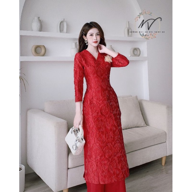 Áo dài cách tân đỏ thiết kế cổ V sang trọng với chất liệu gấm lên form đẹp