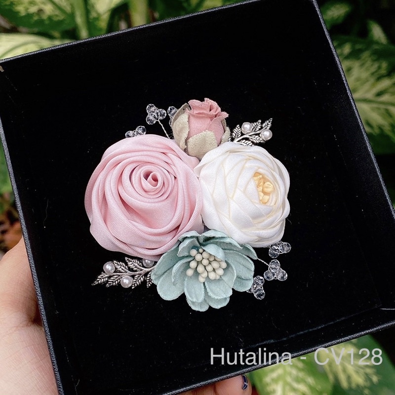 Hoa Cài Áo Handmade Hutalina  CV128 - HUTALINA
