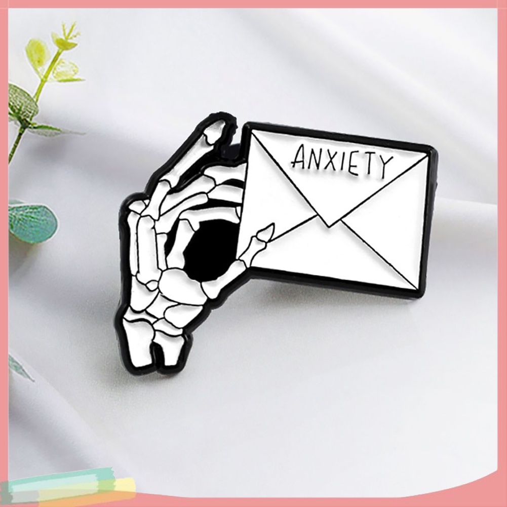 Trâm cài áo hình tay bộ xương trang trí