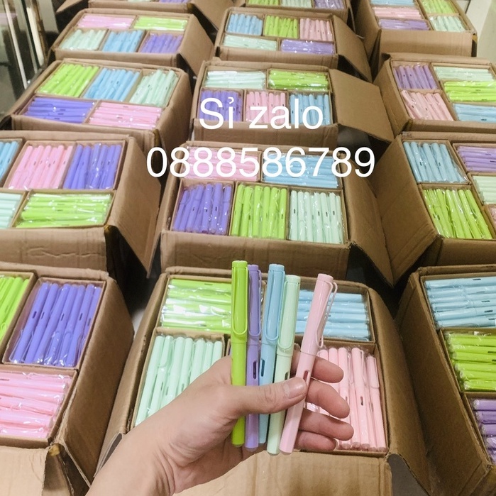 Bút xoá 857 thân nhỏ xinh xinh giúp các bé dễ dàng cầm nắm và sử dụng hơn