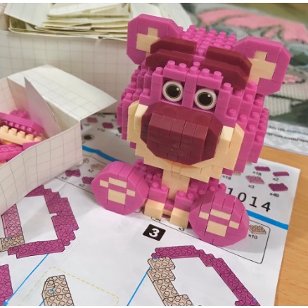 Mô Hình Lắp Ráp Gấu Dâu Lotso Micro Blocks 3D Đồ Chơi Ghép Xếp Hình Làm Quà Tặng Sinh Nhật